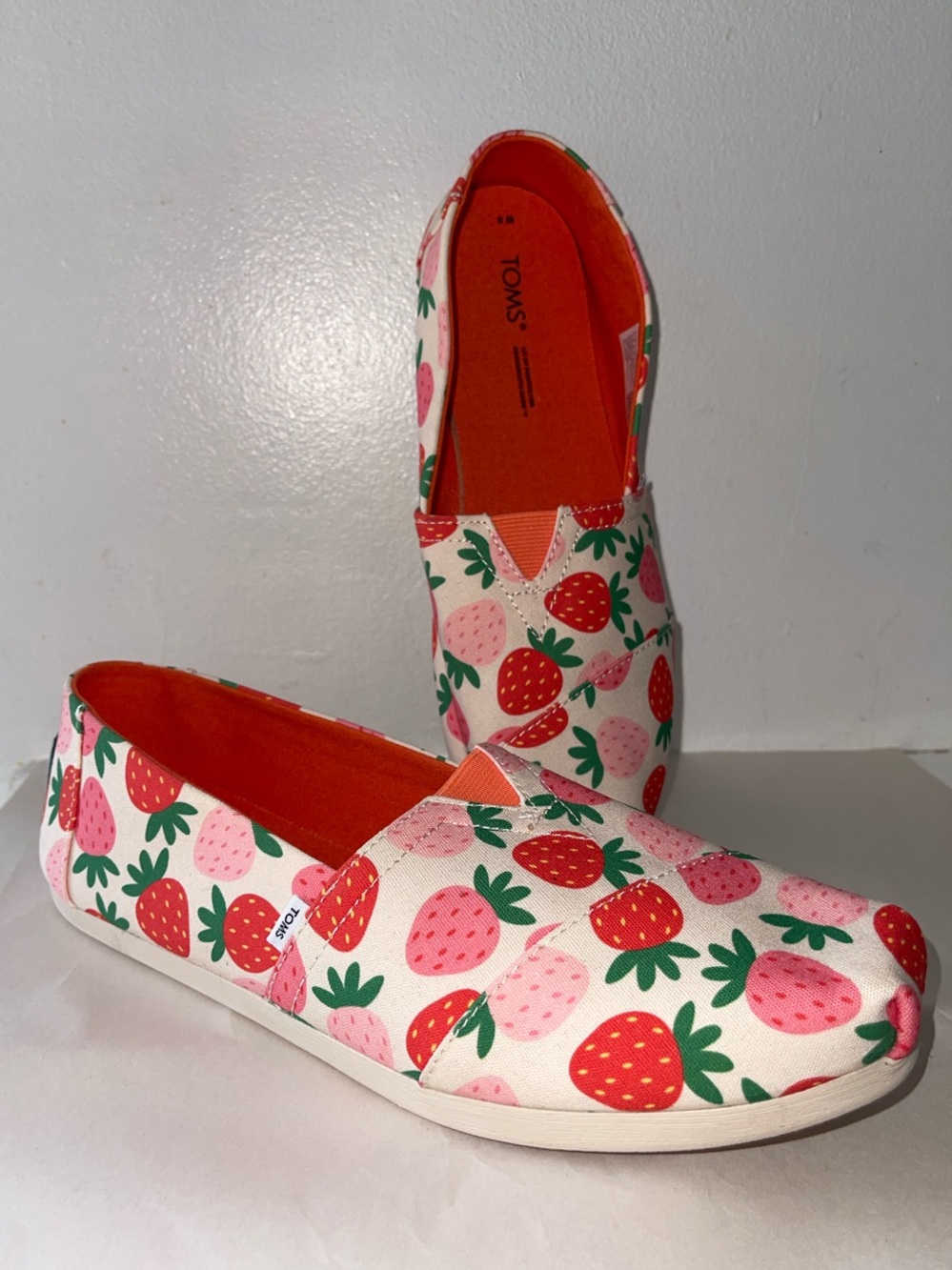 Toms women’s alpargatas Strawberry Print Slip-On Flats in Pink and Red size 9